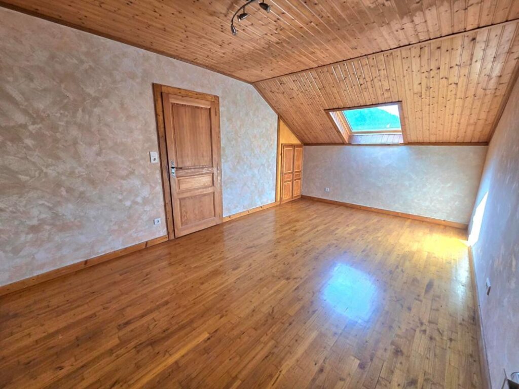 MAISON 9 PIECES 206m² SUR 13.91 ARES 329000 EUROS – 9 pièces – 7 chambres – 205 m²