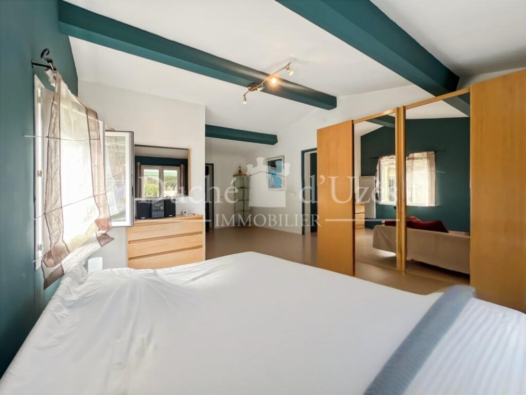 Maison – 8 pièces – 6 chambres – 180 m²