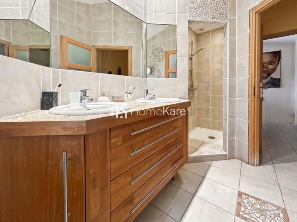 VILLA FAMILIALE T7 AVEC VUE, PISCINE ET GARAGE – 7 pièces – 4 chambres – 185 m²