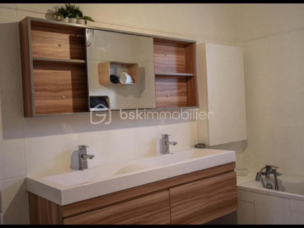 Villa avec un appartement sur 2000 m² de terrain – 8 pièces – 4 chambres – 219 m²