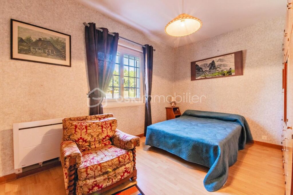 Maison d’exception sur parcelle d’environ 4 300 m² piscinable & constructible – 8 pièces – 7 chambres – 205 m²