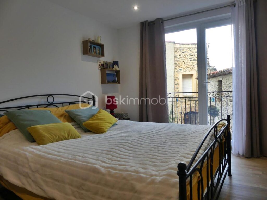 Maison de village en pierre entièrement rénovée – 3 pièces – 2 chambres – 90 m²