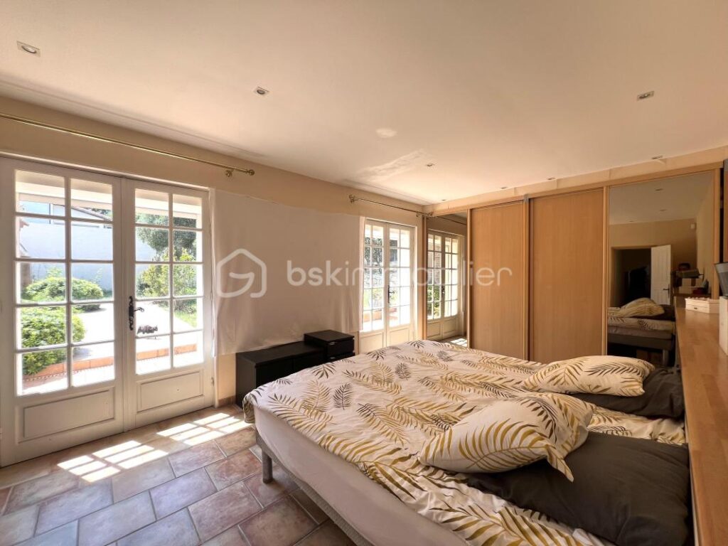 Maison 280m2 à Poussan – 7 pièces – 6 chambres – 280 m²