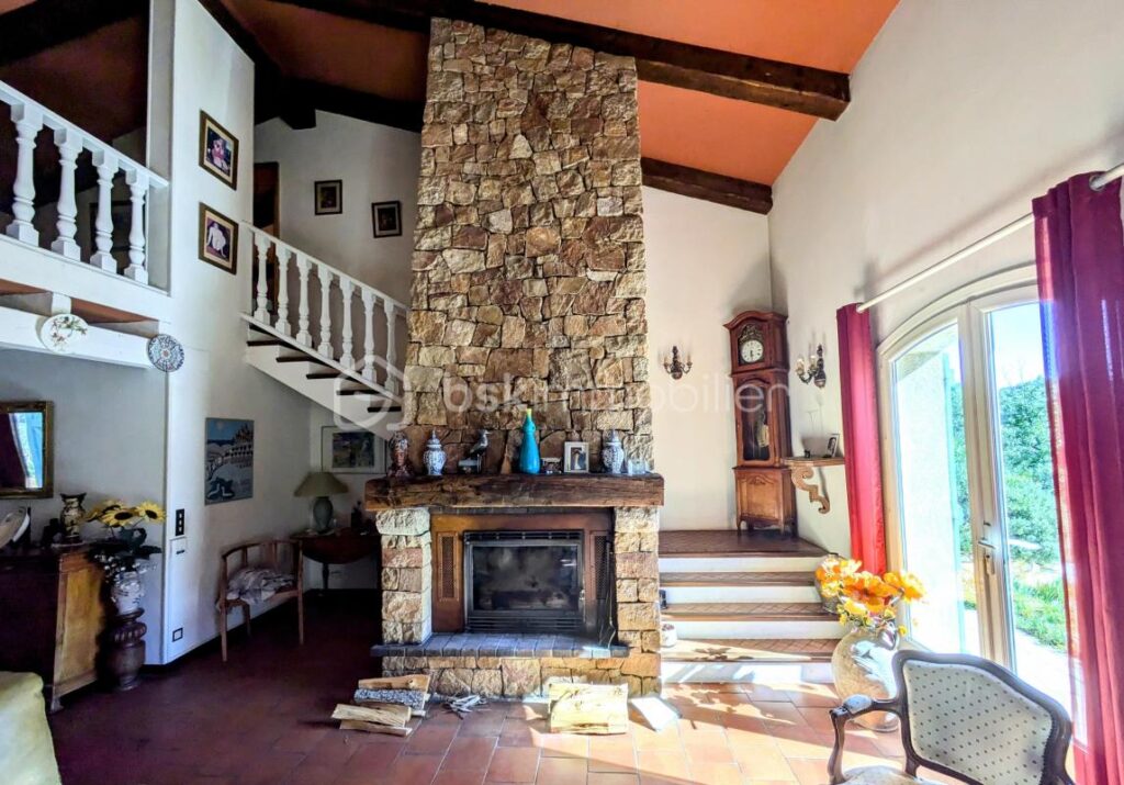 Maison d’architecte de 208m2 au calme sur terrain clos et sécurisé – 6 pièces – 4 chambres – 208 m²