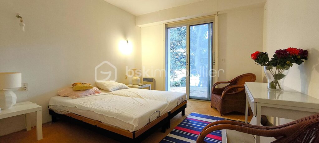 Magnifique maison sur une grande parcelle avec une dépendance et un garage , au bord de la plage de l’étang de Berre , sur Saint-Chamas – 4 pièces – 3 chambres – 127 m²