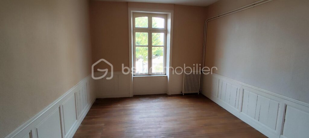 Immeuble de 495 m2 Centre ville de Fougères – NR pièces – NR chambres – 495 m²