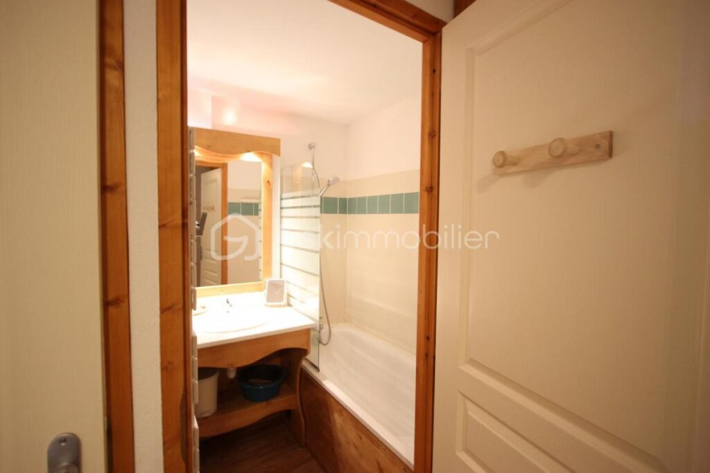 APPARTEMENT T2 SITUÉ NIVEAU 2 COMPRENANT ENTRÉE AVEC COIN MONTAGNE, SÉJOUR AVEC KITCHENETTE, UNE CHAMBRE, SALLE DE BAINS, WC, BALCON ET UN CASIER À SKIS – 2 pièces – 1 chambre – 37 m²