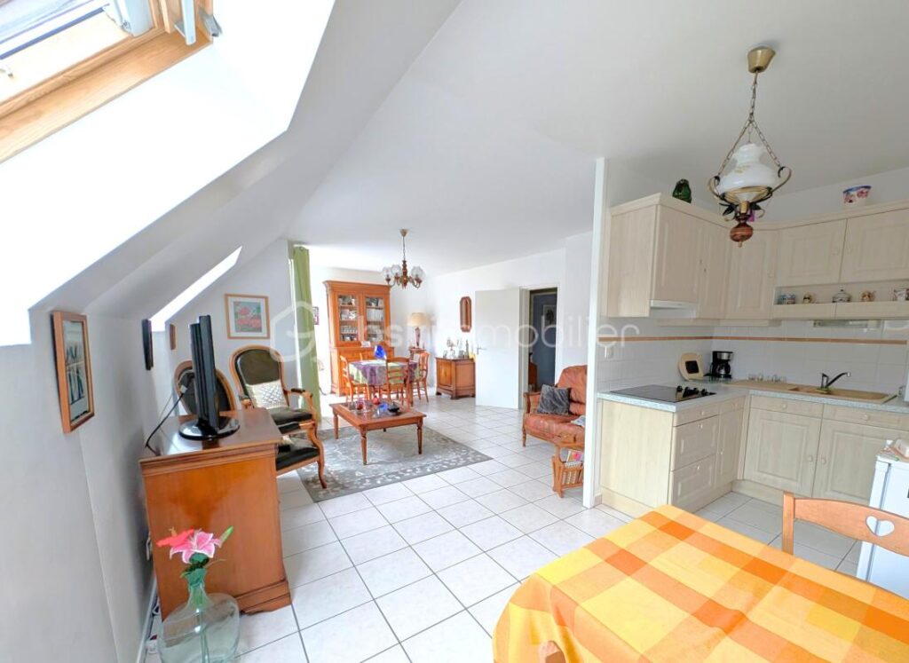 Appartement 2 chambres – 65 m² de lumière, SANS VIS-À-VIS, en hyper-centre, avec STATIONNEMENT et SOLARIUM extérieur – 3 pièces – 2 chambres – 64 m²