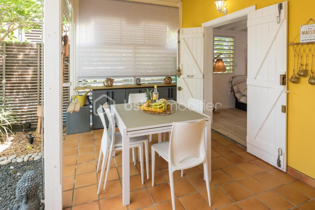 Jolie maison mitoyenne dans petite copropriété avec piscine – 2 pièces – 1 chambre – 33 m²