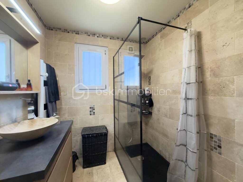 Maison moderne – 145 m² – 5 chambres – Sous-sol total – Terrain 1034 m² – 6 pièces – 5 chambres – 145 m²