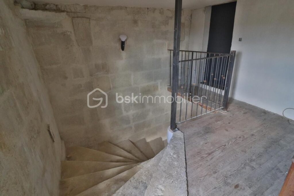 2 immeubles à rénover de 800m² avec cours, terrasse et balcon – NR pièces – NR chambres – 200 m²