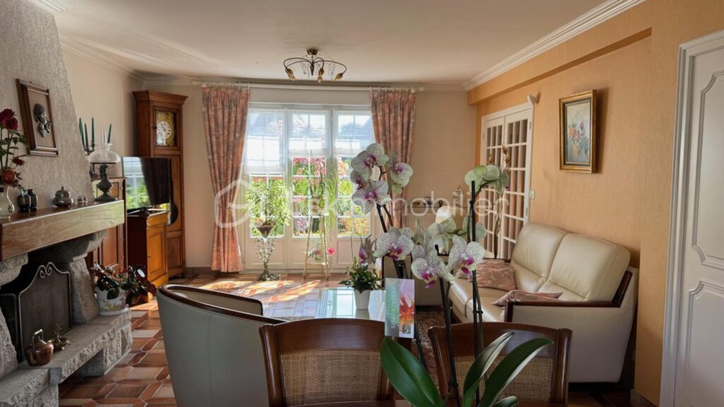 CHARMANTE MAISON TRADITIONNELLE – 8 PIÈCES – 5 CHAMBRES + 1 BUREAU – SOUS-SOL COMPLET – JARDIN CLOS ET ARBORÉ – 8 pièces – 6 chambres – 136 m²