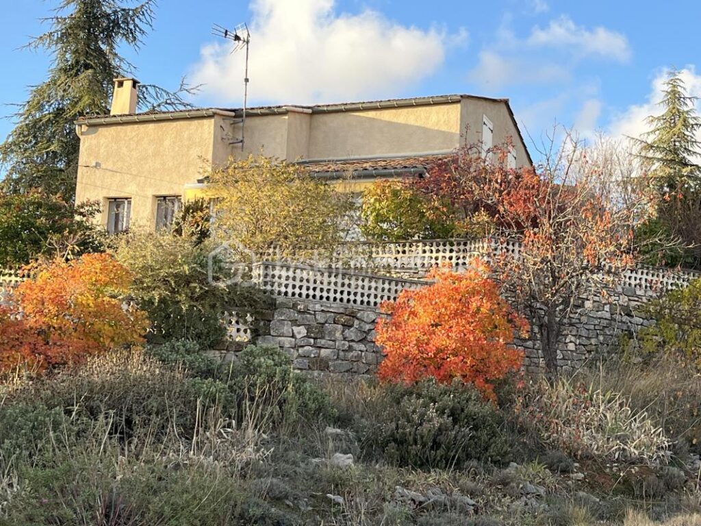 une maison de 145 m² à Saint-Étienne-les-Orgues – 4 pièces – 4 chambres – 143 m²