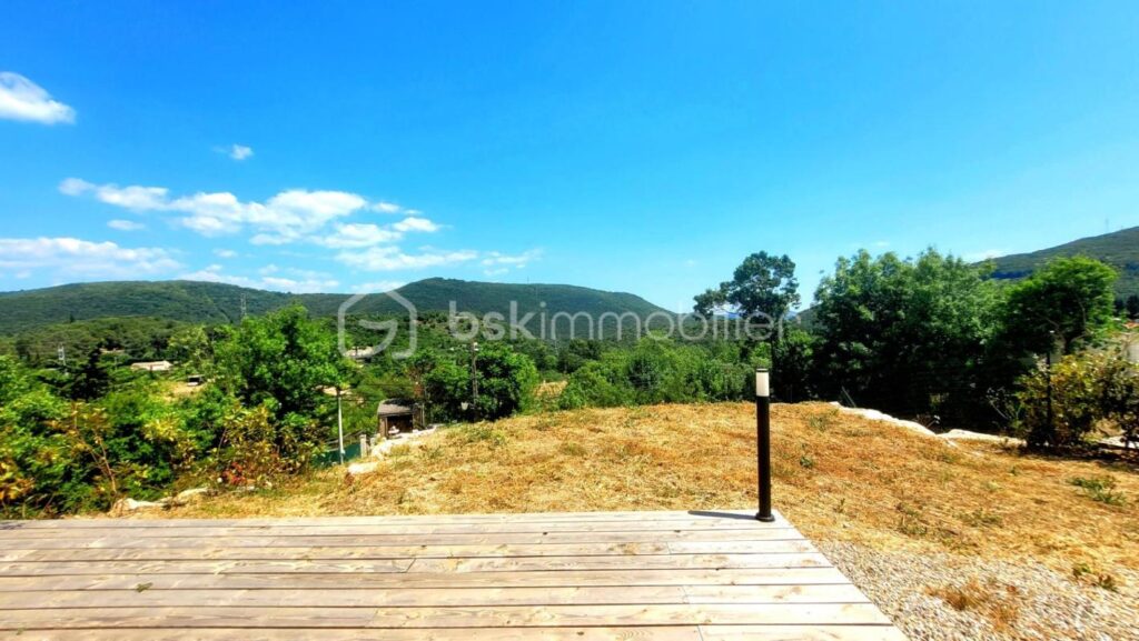 VILLA NEUVE PLAIN PIED, GRAND GARAGE ET VUE MAGNIFIQUE – 5 pièces – 3 chambres – 100 m²