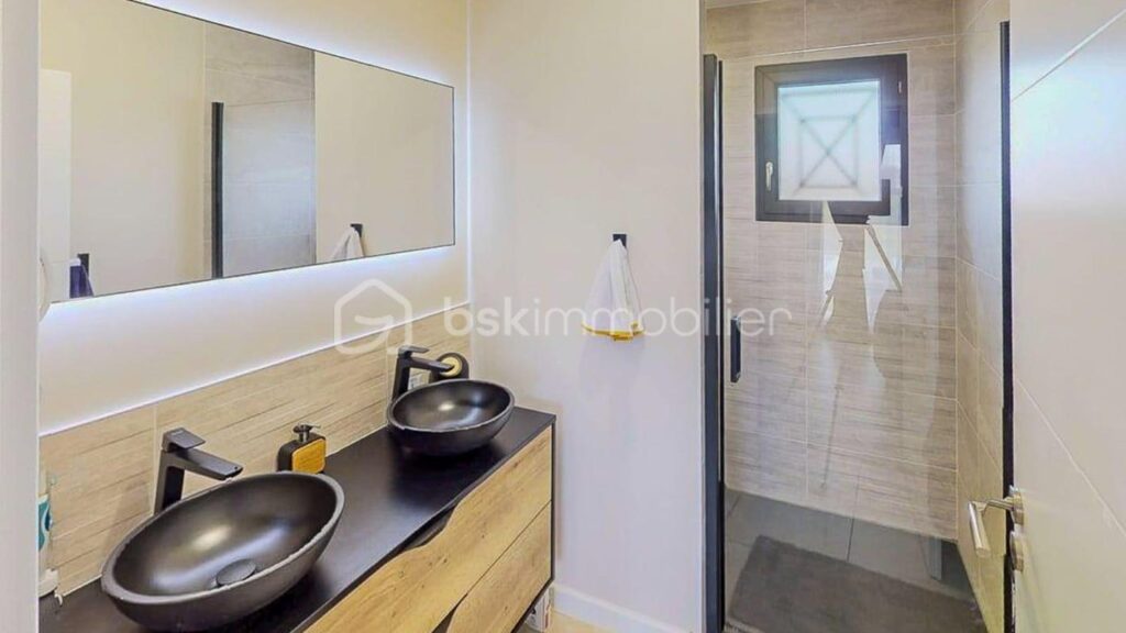 Vivre Dedans-Dehors : maison de plain-pied, baignée de lumière avec vue dégagée sur la nature – 5 pièces – 3 chambres – 115 m²