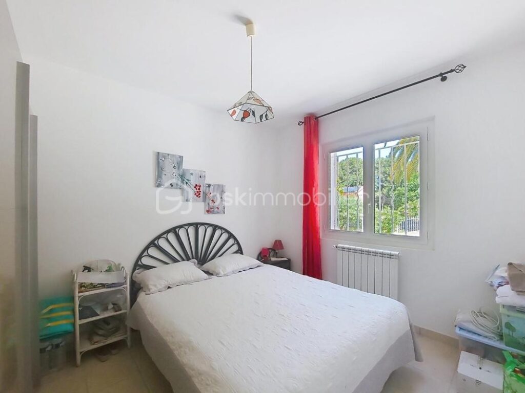 VILLA DE CARACTERE AVEC PISCINE – 7 pièces – 4 chambres – 158 m²