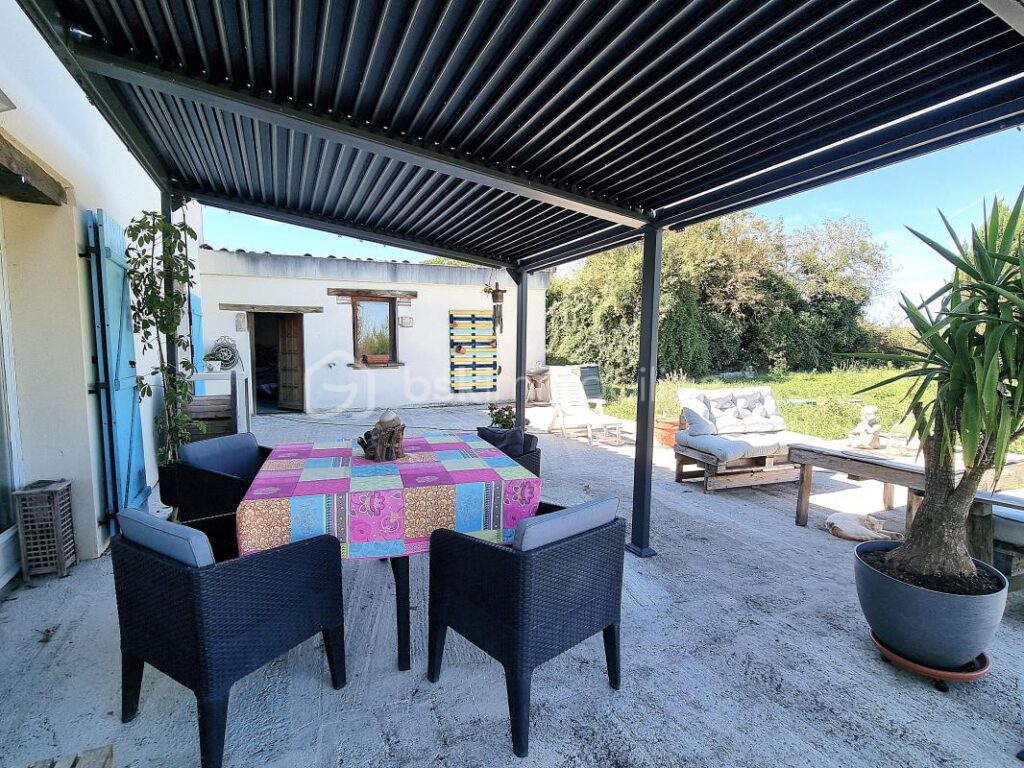 Corps de ferme rénové de 215 m² avec dépendances, grand terrain et piscine naturelle – 5 pièces – 3 chambres – 215 m²