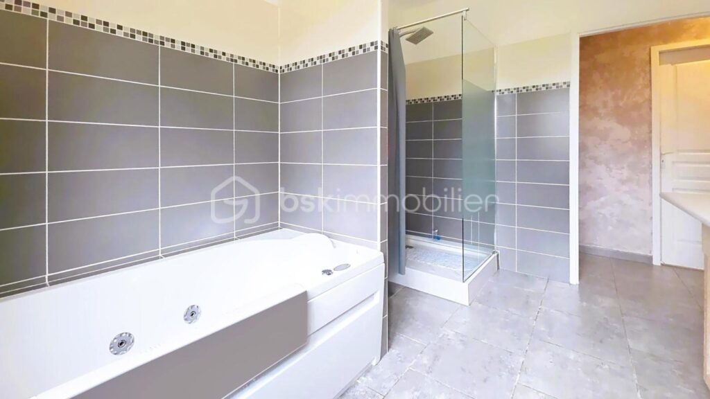 Maison de plain-pied – 4 chambres – Terrain arboré 1 600 m² – 5 pièces – 4 chambres – 100 m²