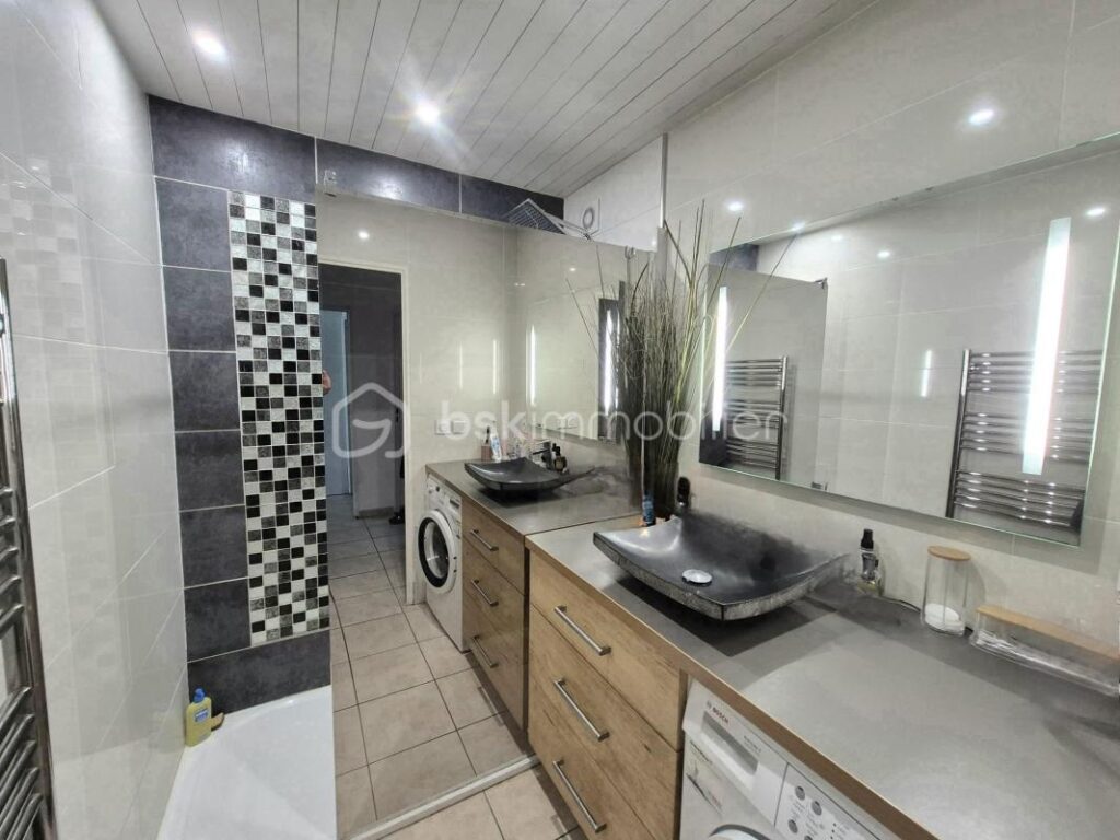 HYERES OUEST: T3 traversant 68 m² – Terrasse 12 m² – Climatisation – Parking sous-sol – Aucun travaux – 3 pièces – 2 chambres – 67 m²