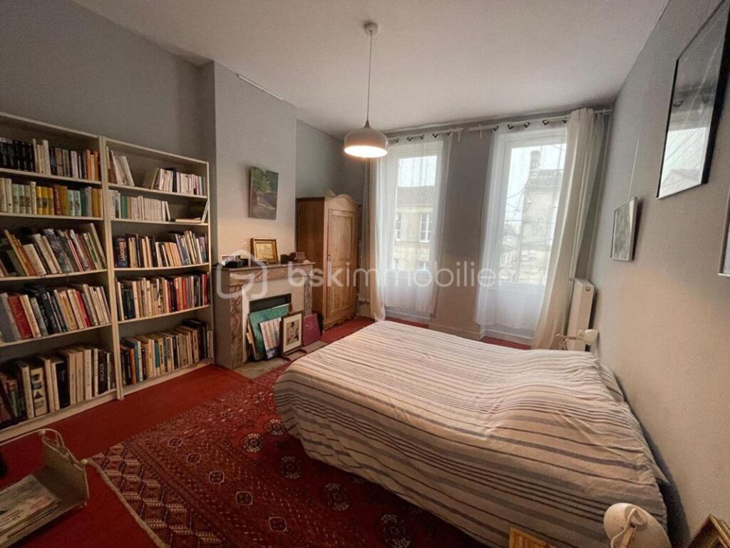 Superbe maison de ville à saintes en pierre de taille proche de la gare et de toutes les commodités – 6 pièces – 3 chambres – 179 m²