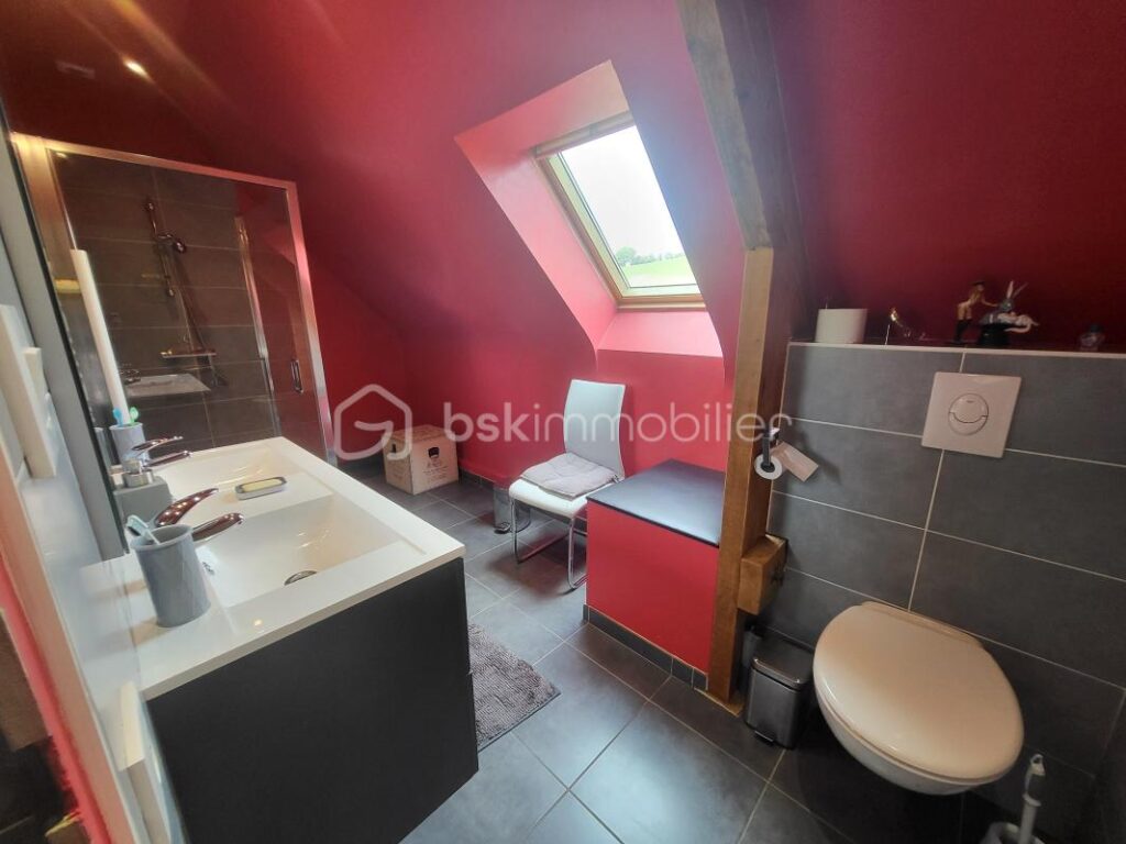 COUP DE CŒUR SUR LA COMMUNE DE SAINT-LAURENT-DE-CUVES – 6 pièces – 4 chambres – 138 m²