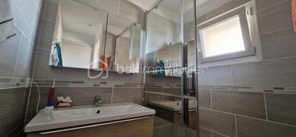 Ensemble Garage et Appartement T2 rénové à 400 m de la mer – 2 pièces – 1 chambre – 29 m²