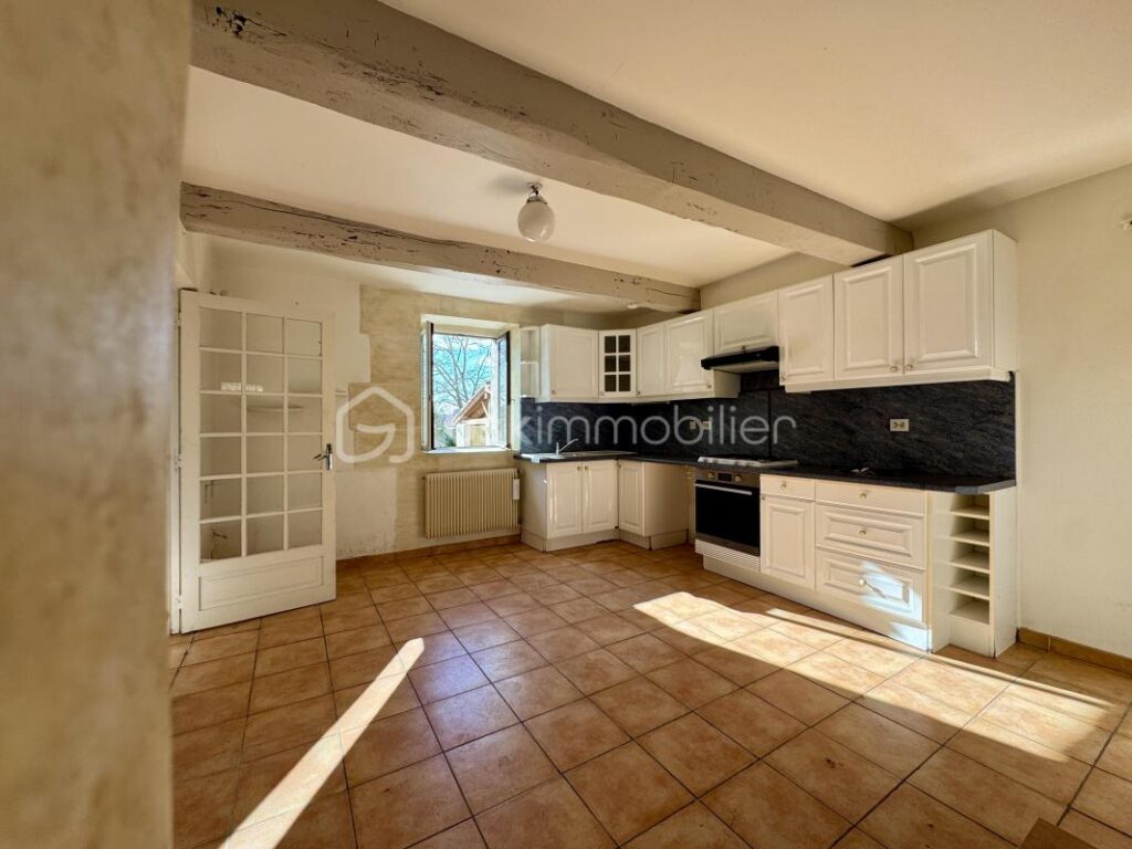 Ancienne ferme de 139m2 habitables – nombreuses dépendances – 4588m2 de terrain – 5 pièces – 3 chambres – 136 m²