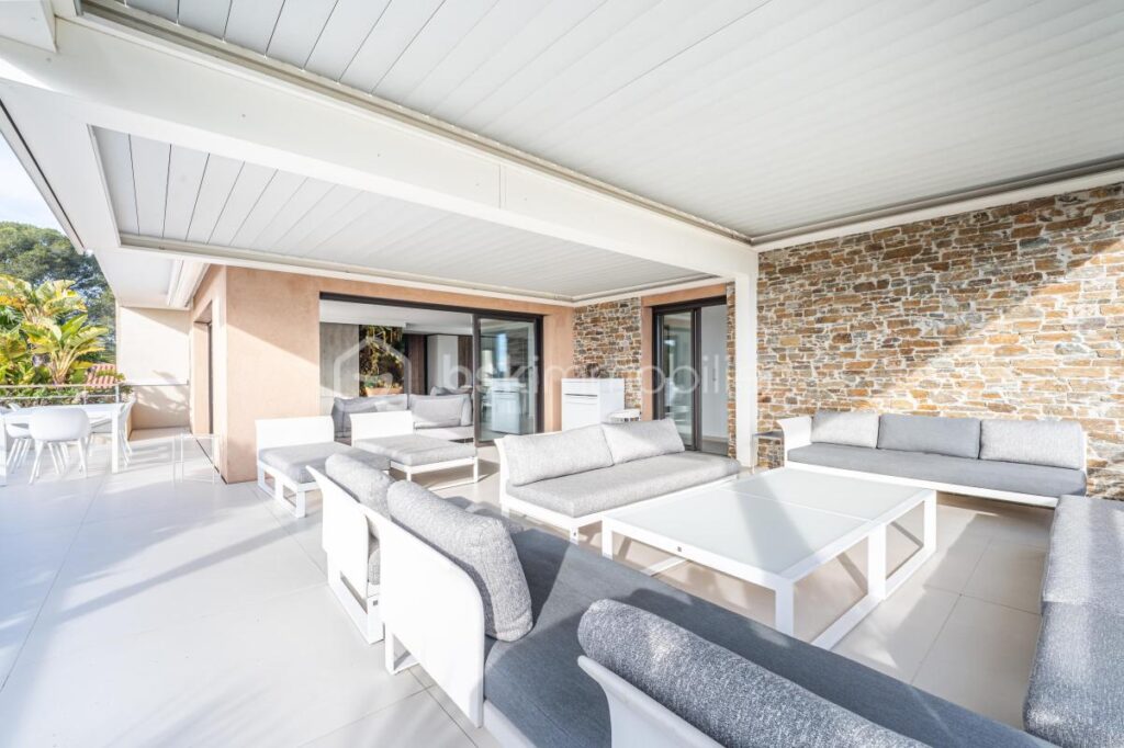 Magnifique T4 type Villa sur le toit / Vue mer / Terrasse + solarium 150 m² – 4 pièces – 3 chambres – 143 m²