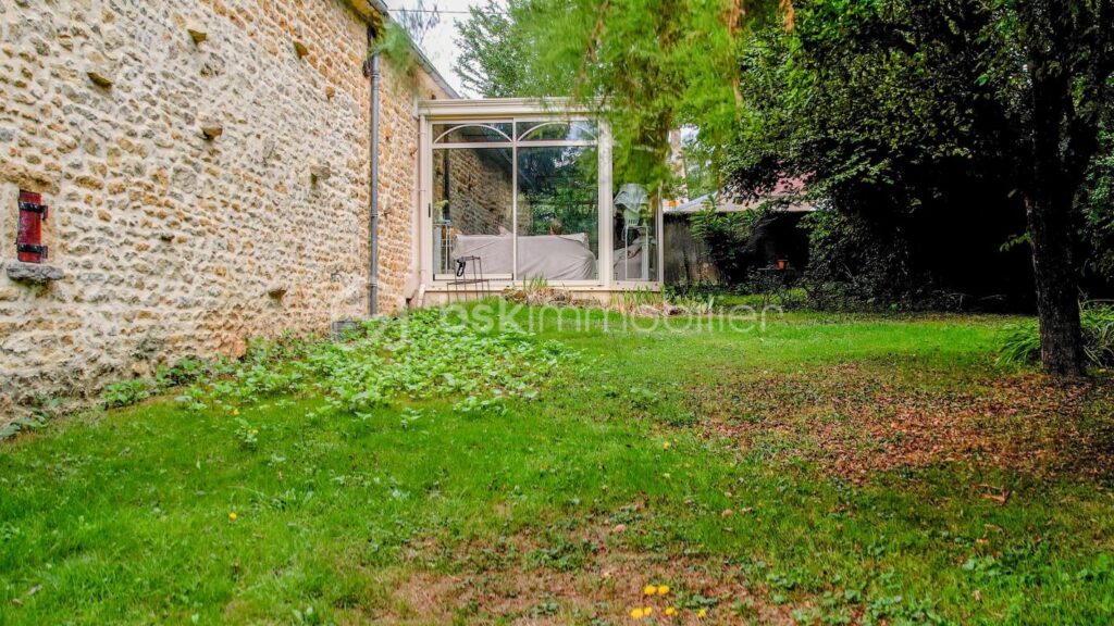 Magnifique longère de caractère avec beau terrain, véranda, annexes et grange sur la commune de Prémery – 6 pièces – 3 chambres – 171 m²