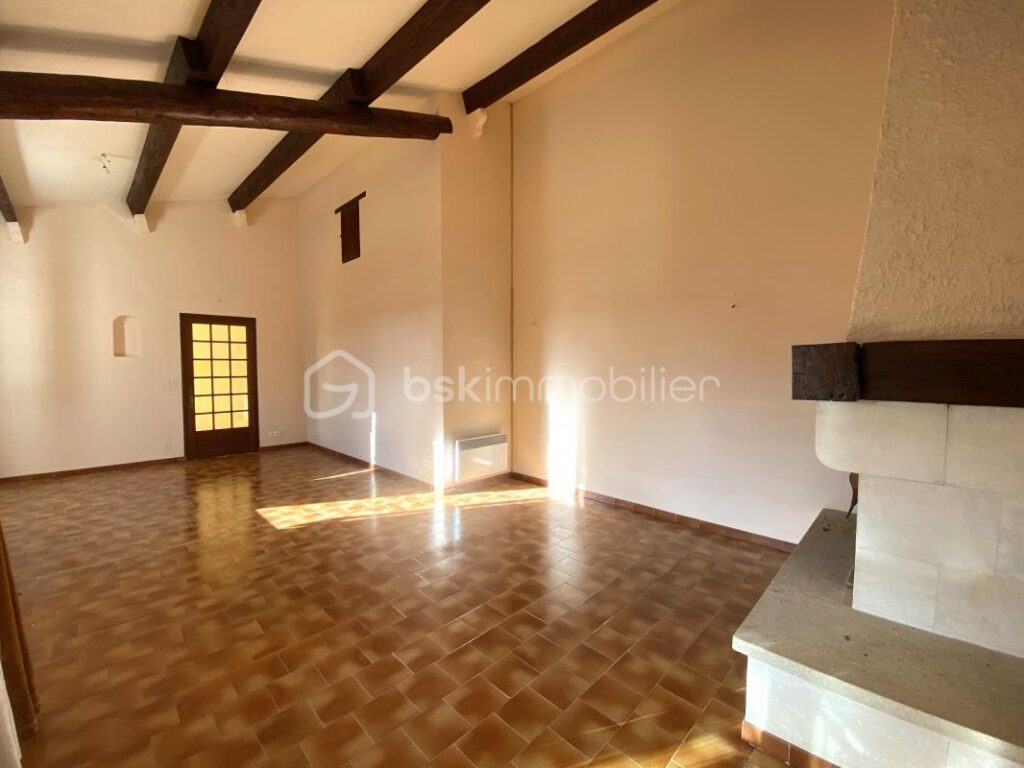 Maison traditionnelle de plain-pied de 133 m² – 6 pièces – 4 chambres + Grand Garage + Patio, sur un terrain de 4 000 m² – 6 pièces – 4 chambres – 133 m²