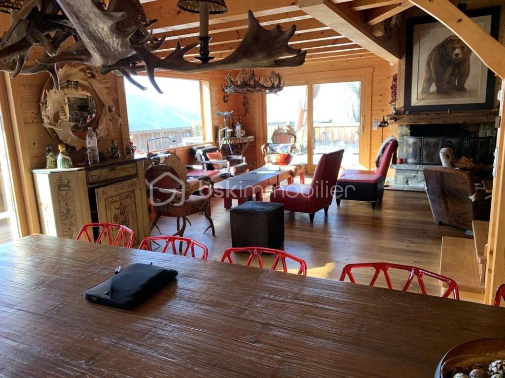 BIEN D’EXCEPTION – Chalet luxueux à La Clusaz / site des Confins avec Piscine intérieure, 10 pièces et vue plein sud sur le massif des Aravis – 9 pièces – 7 chambres – 350 m²