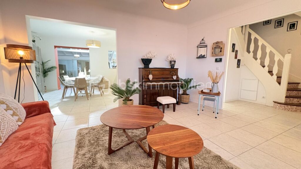 🏡 Rare en centre-ville de Bergerac – Maison 146 m² avec jardin et double garage – 6 pièces – 3 chambres – 146 m²