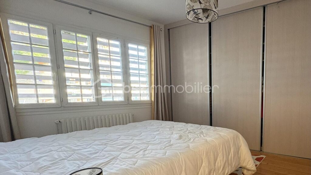 🏡 Rare en centre-ville de Bergerac – Maison 146 m² avec jardin et double garage – 6 pièces – 3 chambres – 146 m²