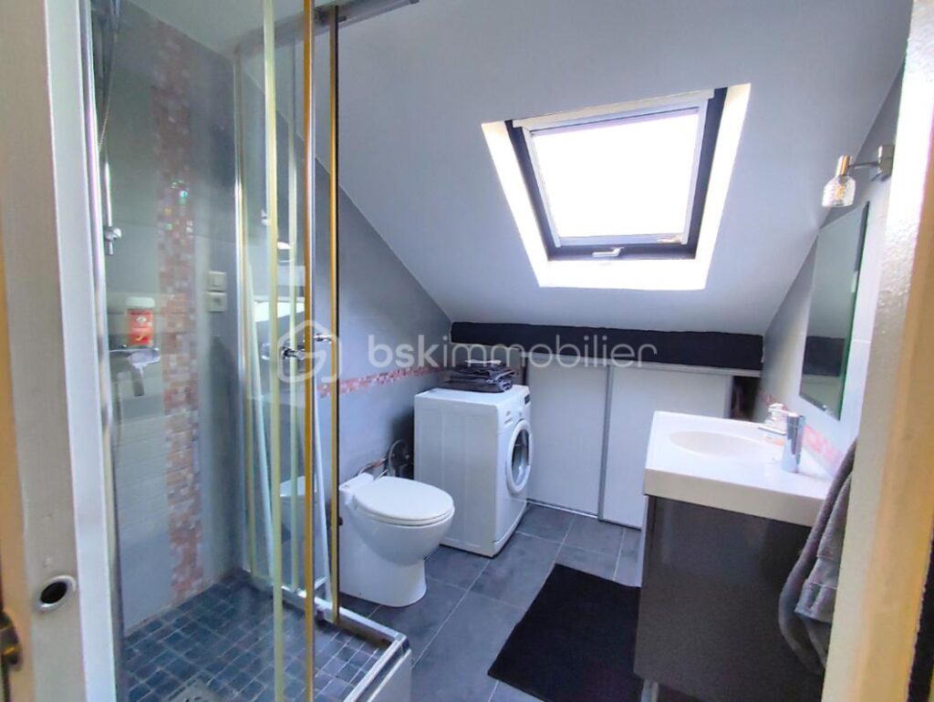 Paris 14ème Secteur Raspail/Denfert Rochereau, Dans un immeuble de standing, studio en parfait état au dernier étage avec ascenseur – 1 pièce – NR chambres – 23 m²