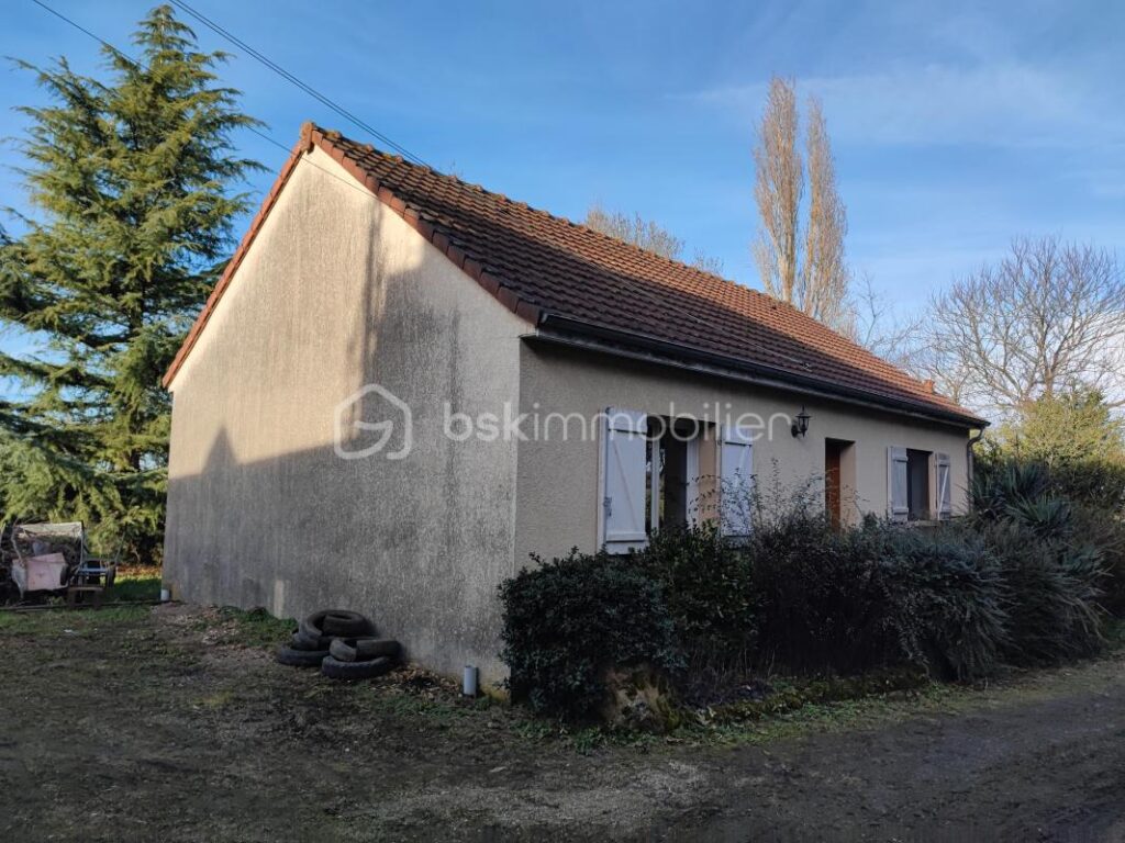 Pavillon de plain pied avec une grange de 210m²,un garage et un hangar sur 4827 m² de terrain – 3 pièces – 2 chambres – 60 m²