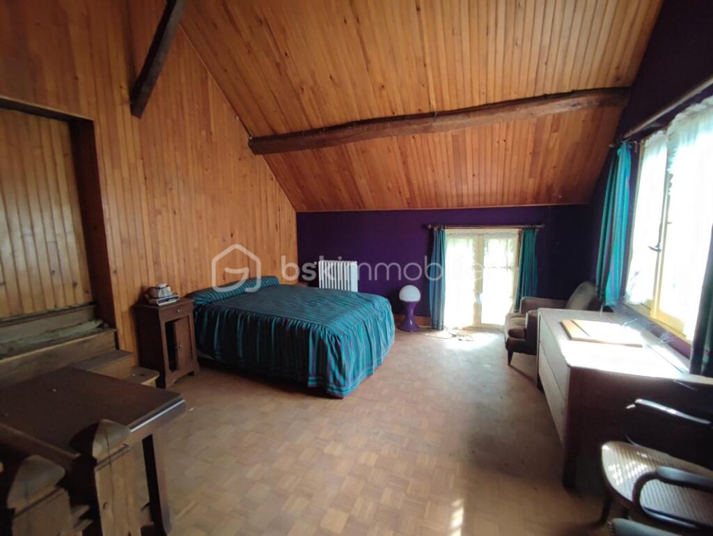 Une propriété comprenant deux habitations, une longère de 100 m² et un logement de 42 m² avec une grange et dépendances, cave sur 3406 m² de parcelle – 5 pièces – 3 chambres – 129 m²