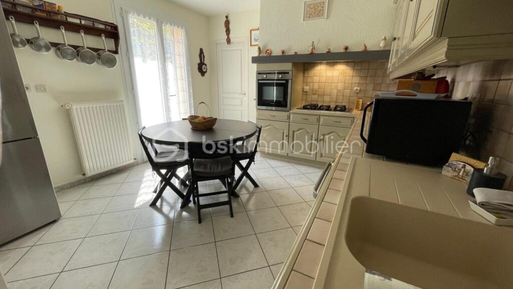 Maison rénovée avec soins sur 3532 m² de terrain non clos – 4 pièces – 3 chambres – 116 m²