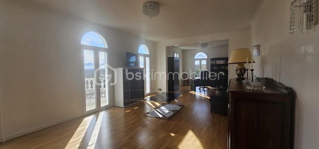 VILLA PRESTIGE 205 m2 VICHY : 3 SUITES PARENTALES, 3 SE, 4WC – DPE C – 7 pièces – 4 chambres – 205 m²