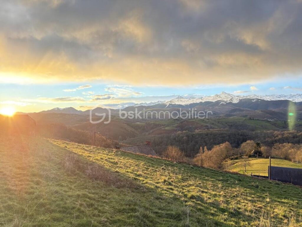Terrain Constructible à Julos avec vue sur les Pyrénées – NR pièces – NR chambres – 2650 m²