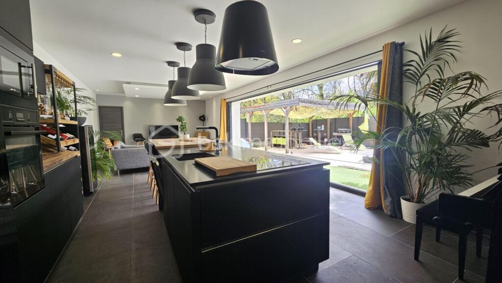 Ancien corps de ferme de 127 m2 entièrement rénové avec piscine – 4 pièces – 3 chambres – 122 m²