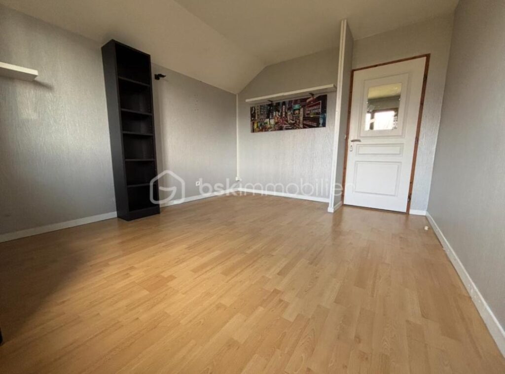 Maison F5 de 151 m² au sol, située sur les hauteurs de Voglans avec Piscine – 6 pièces – 4 chambres – 103 m²