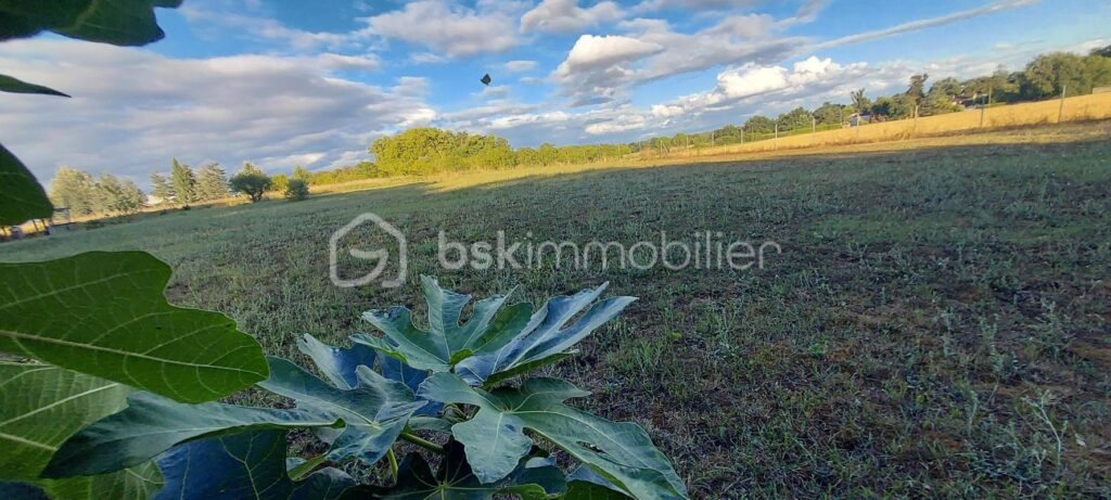 SOUS OFFRE D’achat !!!! Maison 5 chambres, grand terrain plat et piscinable, puits+ grande dépendance cadastrée – 8 pièces – 5 chambres – 135 m²