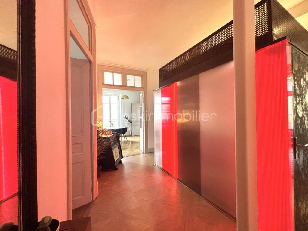 Superbe appartement style haussmannien rénové – 120 m² – 3 chambres et mezzanine – Balcon – Vue dégagée – 4 pièces – 3 chambres – 119 m²