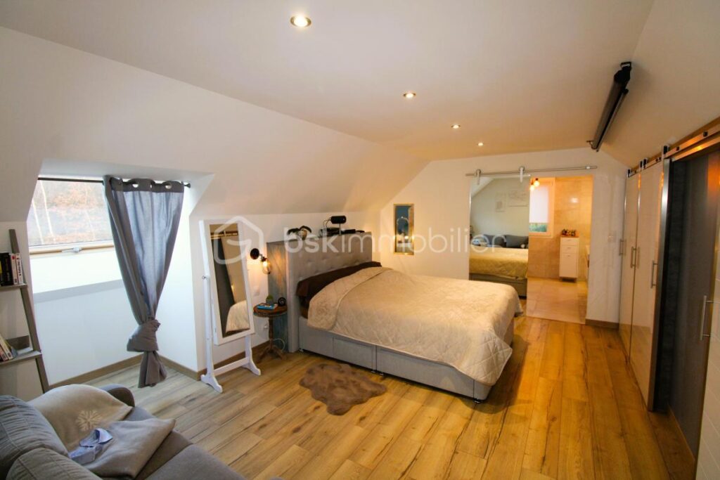 Maison individuelle de 180 M2 sur terrain de 1025 M2 à RECHESY – 5 pièces – 3 chambres – 180 m²