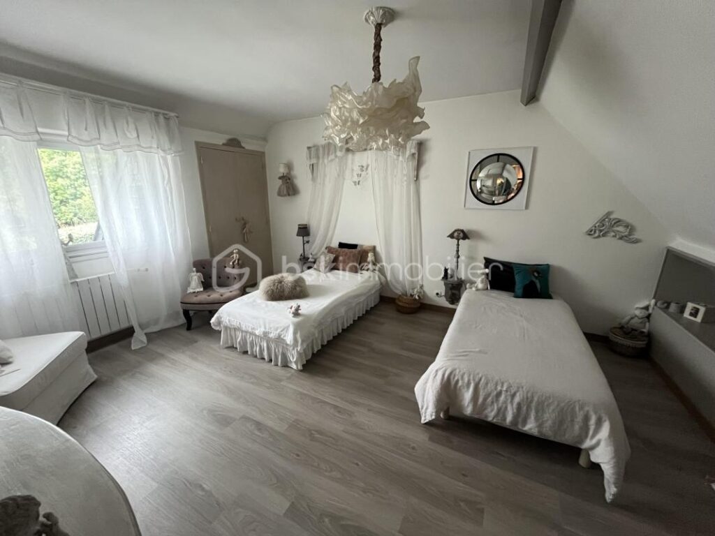 MAGNIFIQUE MAISON D’ARCHITECTE, AU CALME, AU PIED DES COMMERCES ET PROCHE GARE – 6 pièces – 3 chambres – 168 m²