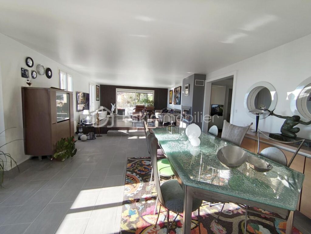 VILLA DE PRESTIGE – 270m² – PISCINE – CARROS VILLAGE – 7 pièces – 5 chambres – 264 m²