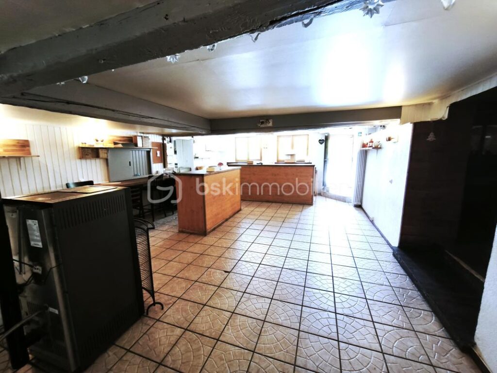 ferme de 303 m2 – 8 pièces – 2 chambres – 303 m²