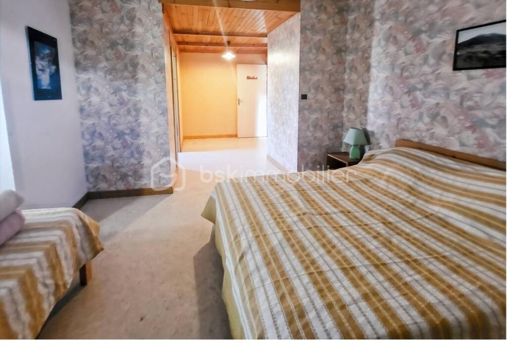 ***Opportunité rare pour investisseurs *-*vaste bâtisse de caractère à Embrun-*** – 40 pièces – NR chambres – 900 m²