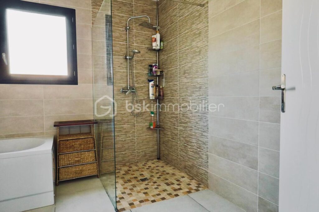 T5 CONTEMPORAINE PISCINE COMMERCES A PIED – 5 pièces – 5 chambres – 144 m²