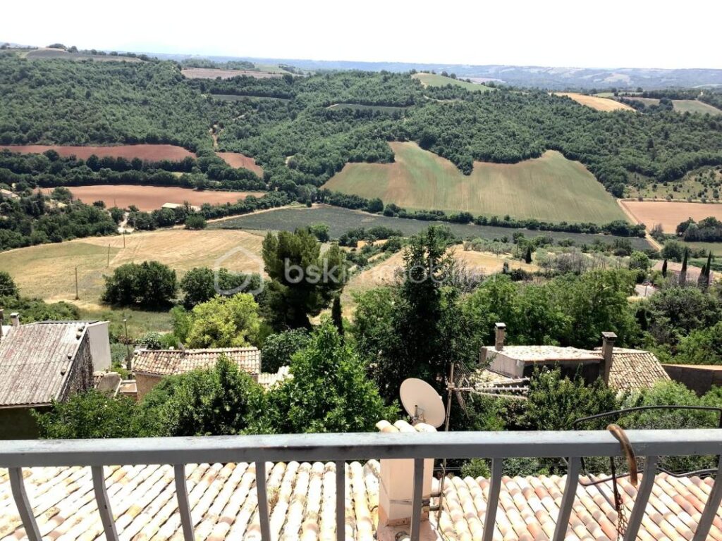 COUP DE CŒUR avec cette maison de village au cœur de la Provence de Giono à Puimichel, 04700 ! – 6 pièces – 3 chambres – 122 m²